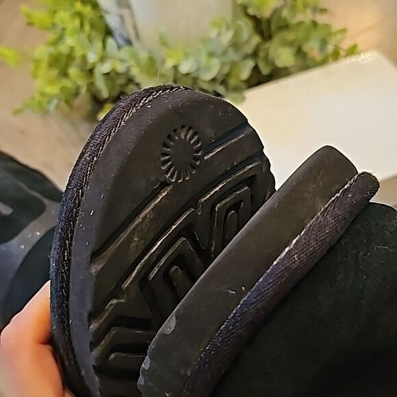 Black Ugg size 7 short glittery top part - Picture 10 of 13